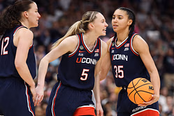 VIDEO: Fans line up for Azzi Fudd autographs as UConn star shows up to support former teammate Paige Bueckers